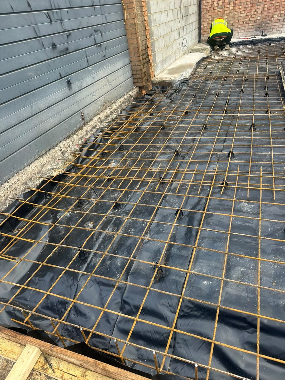 Reinforced concrete slab with steel mesh and damp-proof membrane